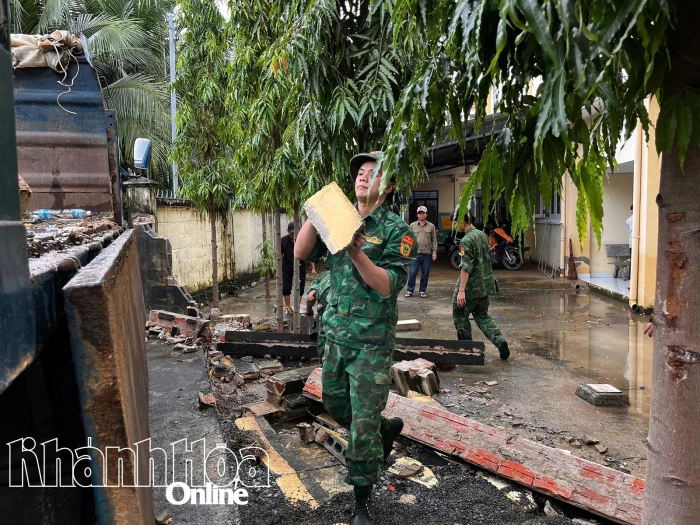Lực lượng quân đội chung tay khắc phục hậu quả do mưa lũ tại phường Ba Ngòi
