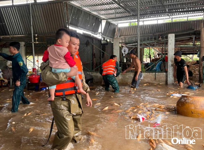 Lực lượng công an, dân quân, trật tự cơ sở xã Phước Hậu khẩn trương giúp dân ứng phó mưa lũ