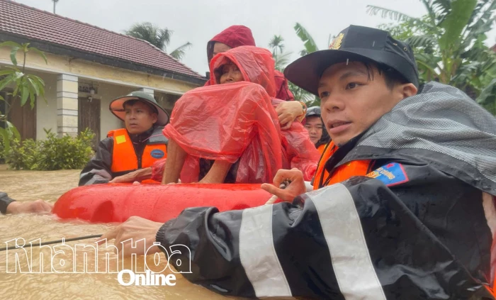 Chiến sĩ công an quên mình cứu dân trong mưa lũ