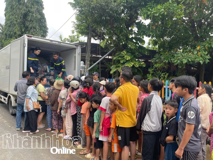 Phòng Cảnh sát phòng cháy chữa cháy và cứu nạn, cứu hộ Công an Khánh Hòa: Kịp thời chuyển hơn 50 tấn nhu yếu phẩm tới người dân vùng lũ