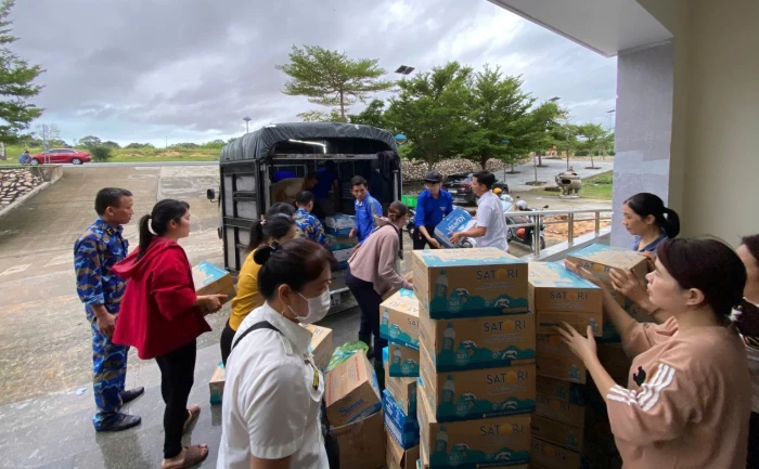 Vùng 4 Hải quân và cư dân Khu đô thị căn cứ quân sự Cam Ranh ủng hộ nhu yếu phẩm hỗ trợ các địa phương bị lũ lụt