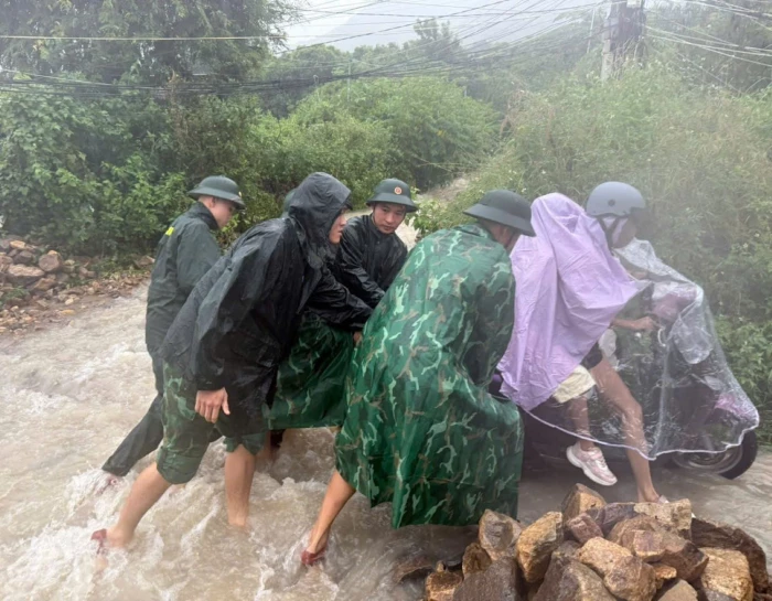 Bộ đội Biên phòng Khánh Hòa kịp thời đưa người dân bị cô lập do mưa lớn đến nơi an toàn