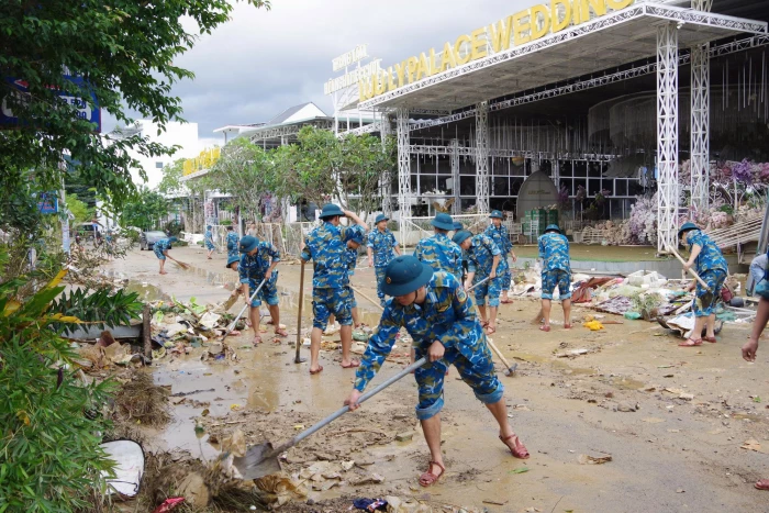 Trường Sĩ quan Không quân giúp nhân dân khắc phục hậu quả mưa lũ