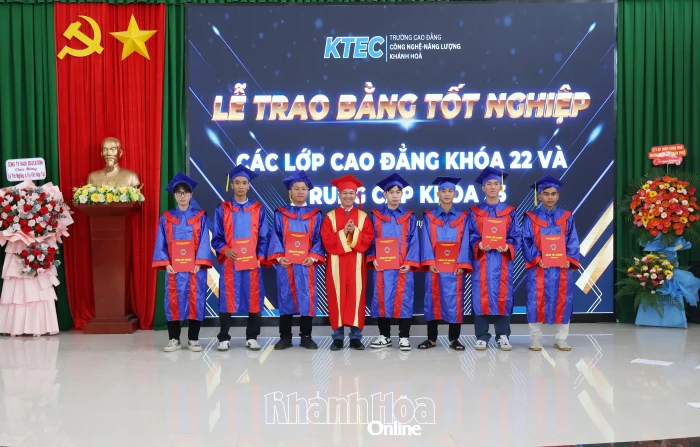 Trường Cao đẳng Công nghệ - Năng lượng Khánh Hòa trao bằng tốt nghiệp cho 239 học sinh, sinh viên các lớp cao đẳng, trung cấp