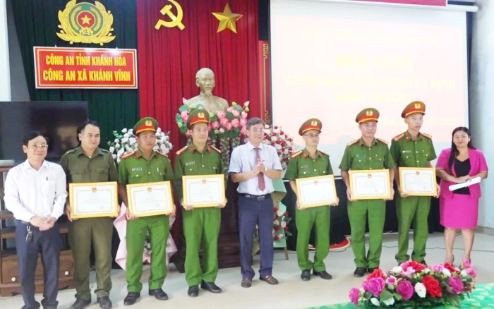 Khen thưởng lực lượng Công an xã Khánh Vĩnh trong phối hợp đấu tranh, truy xét đối tượng liên quan đến ma túy