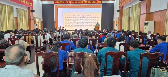 Phường Cam Ranh tuyên truyền, phổ biến pháp luật cho hơn 200 đại biểu