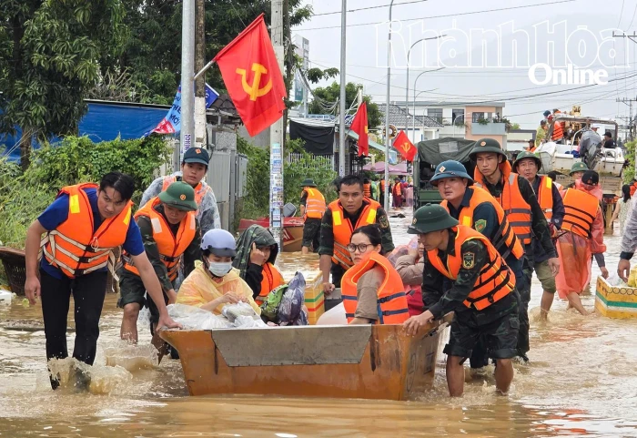 Căng mình giúp dân vùng lũ