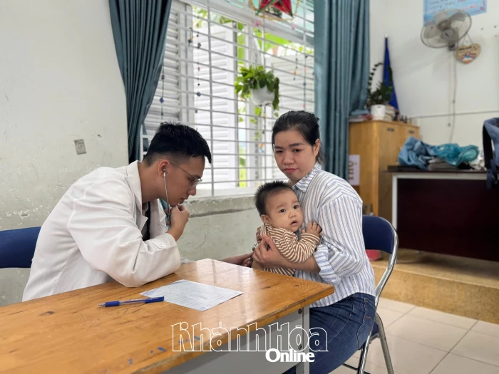 Đoàn bác sĩ TP. Hồ Chí Minh hỗ trợ khám bệnh, phát thuốc miễn phí cho người dân vùng ngập lụt