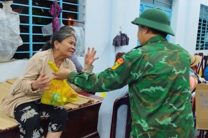 Đồn Biên phòng Cửa khẩu cảng Nha Trang hỗ trợ nhu yếu phẩm cho người dân bị ảnh hưởng mưa lũ