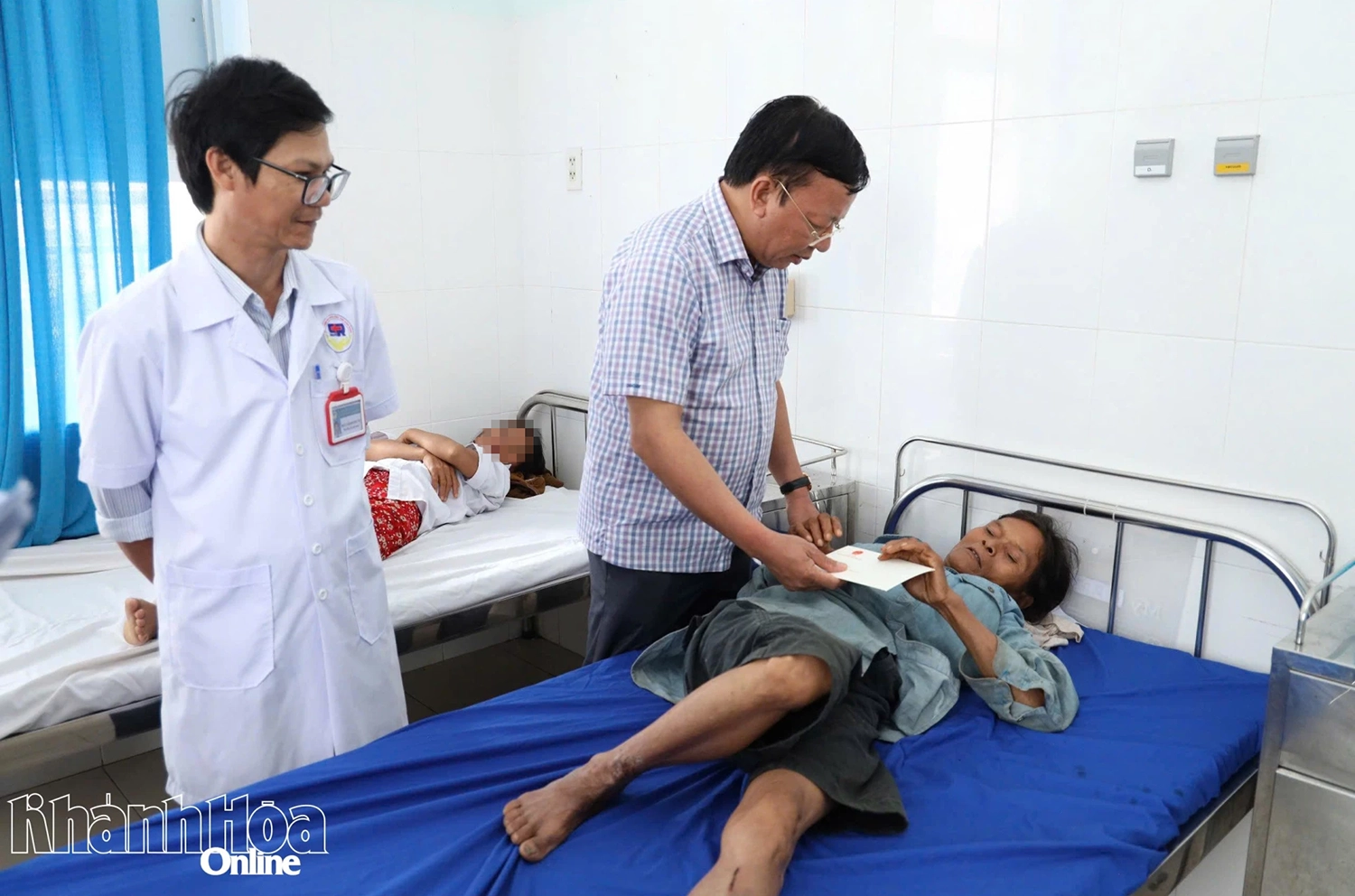 Phó Chủ tịch UBND tỉnh Lê Huyền thăm các nạn nhân vụ sạt lở đất đèo Khánh Sơn