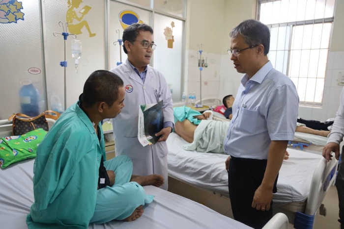 Phó Chủ tịch UBND tỉnh Trần Hòa Nam thăm các nạn nhân do sạt lở đất tại đèo Khánh Lê và Khánh Sơn