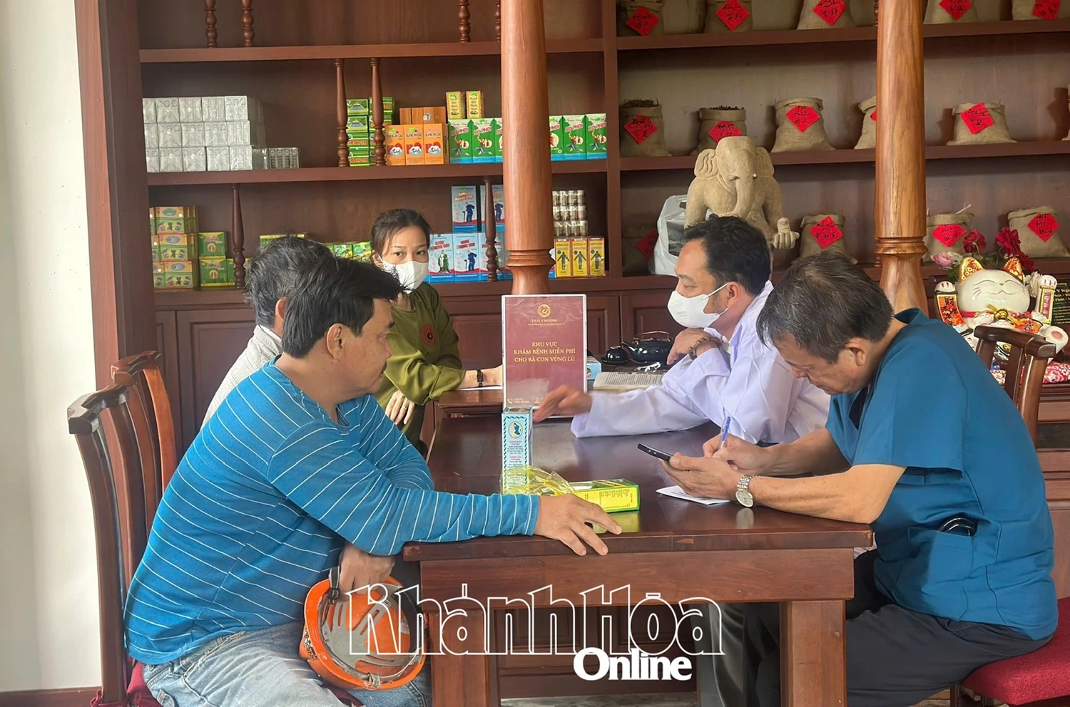 Hội Đông Y tỉnh và Phòng khám Y học cổ truyền Thái Y Đường khám, phát thuốc miễn phí cho người dân vùng lũ lụt