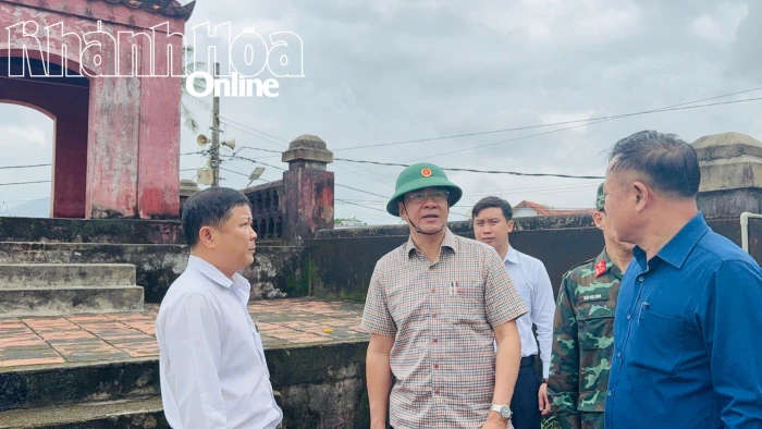 Phó Chủ tịch Thường trực UBND tỉnh Nguyễn Long Biên kiểm tra các di tích bị hư hại vì mưa lũ