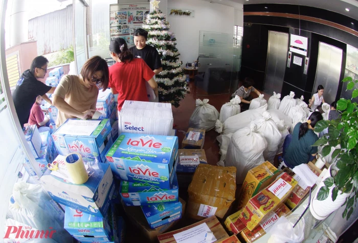 Báo và Phát thanh, Truyền hình Khánh Hòa tiếp nhận 9 tấn hàng cứu trợ người dân vùng lũ