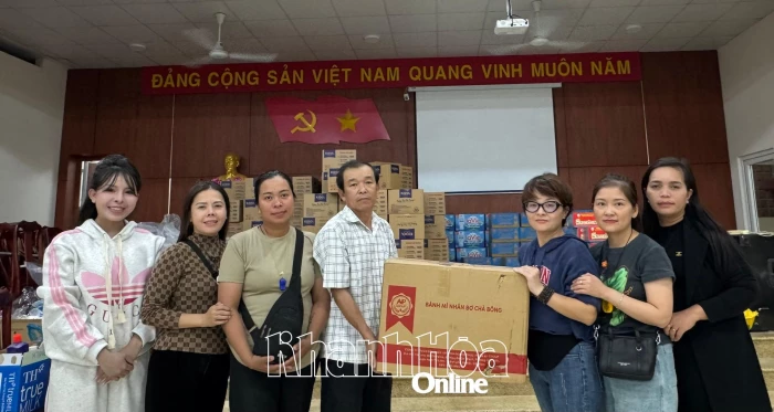 Hội Chữ thập đỏ tỉnh Khánh Hòa và Nhóm thiện nguyện SOS An Lão (TP. Hải Phòng): Trao 300 suất quà cho người dân phường Tây Nha Trang