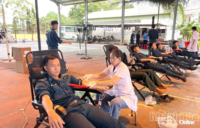 Gần 500 cán bộ, chiến sĩ Trường Sĩ quan Không quân tham gia hiến máu tình nguyện