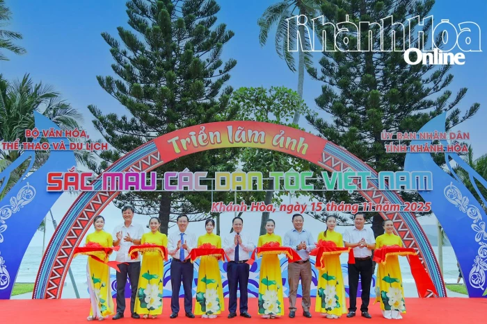 Khai mạc triển lãm ảnh "Sắc màu các dân tộc Việt Nam"