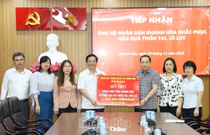 Đồng chí Hồ Văn Mừng - Phó Bí thư Tỉnh ủy, Chủ tịch UBND tỉnh An Giang trao hỗ trợ cho tỉnh Khánh Hòa