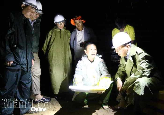 Xuyên đêm tìm kiếm nạn nhân bị vùi lấp do sạt lở trên đèo Khánh Sơn