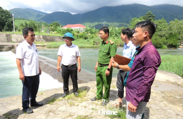 Xã Vạn Ninh yêu cầu người dân trên lồng bè, tàu thuyền phải trở vào bờ trước 18 giờ ngày 28-11