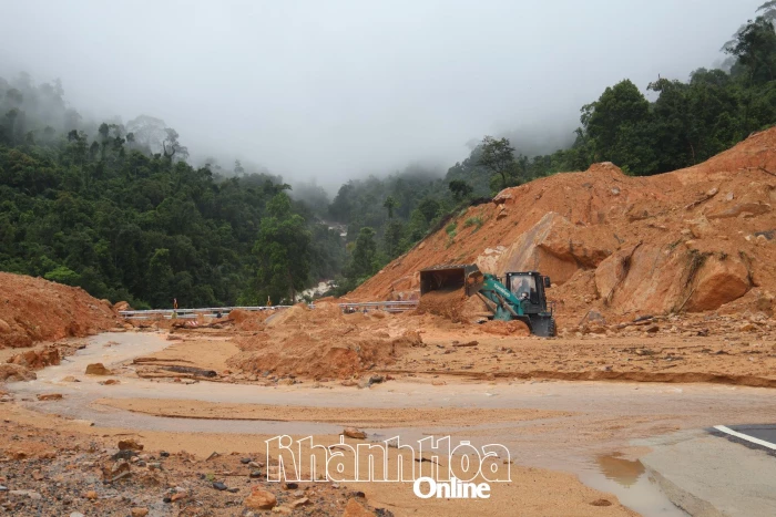 Thời tiết trên đèo Khánh Lê diễn biến phức tạp, nguy cơ xuất hiện điểm sạt lở mới