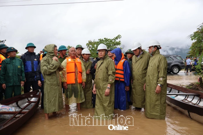 Phó Bí thư Tỉnh ủy Nguyễn Khắc Hà kiểm tra tình hình mưa lũ tại xã Diên Khánh