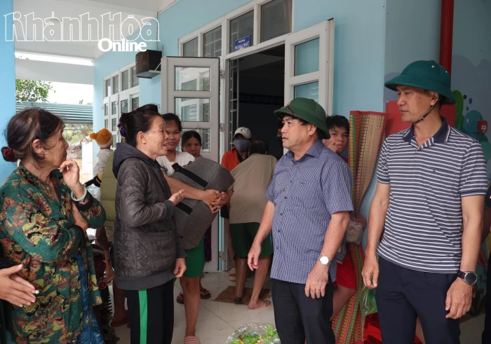 Phó Bí thư Tỉnh ủy Lâm Đông thăm hỏi, động viên người dân vùng ngập lụt phường Đô Vinh