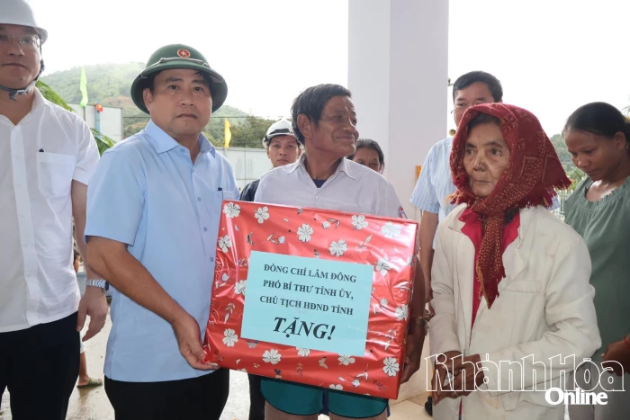 Phó Bí Thư Tỉnh ủy Lâm Đông kiểm tra tình hình khắc phục mưa lũ, sạt lở ở các xã khu vực Khánh Sơn