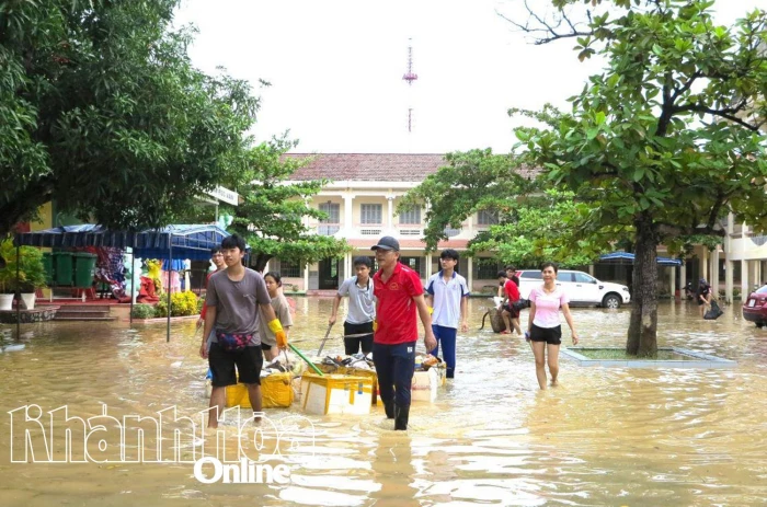 Các trường khẩn trương dọn dẹp, chuẩn bị đón học sinh trở lại sau mưa lũ