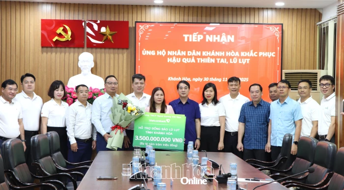 Các chi nhánh Vietcombank phía Bắc ủng hộ tỉnh Khánh Hòa 3,5 tỷ đồng khắc phục hậu quả mưa lũ
