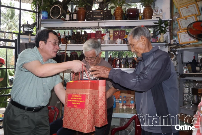 Cục trưởng Cục Ngoại tuyến Đào Xuân Lân thăm, tặng quà người dân bị ảnh hưởng mưa lũ