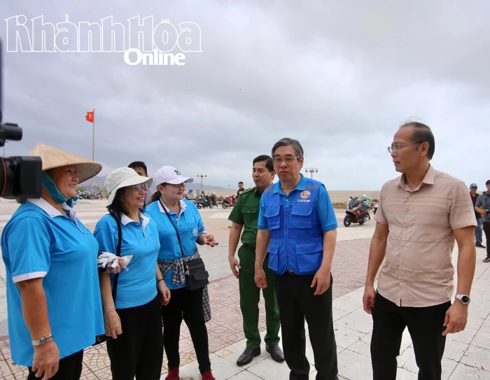 Thăm, động viên lực lượng TP. Hồ Chí Minh hỗ trợ Khánh Hòa khắc phục hậu quả mưa lũ