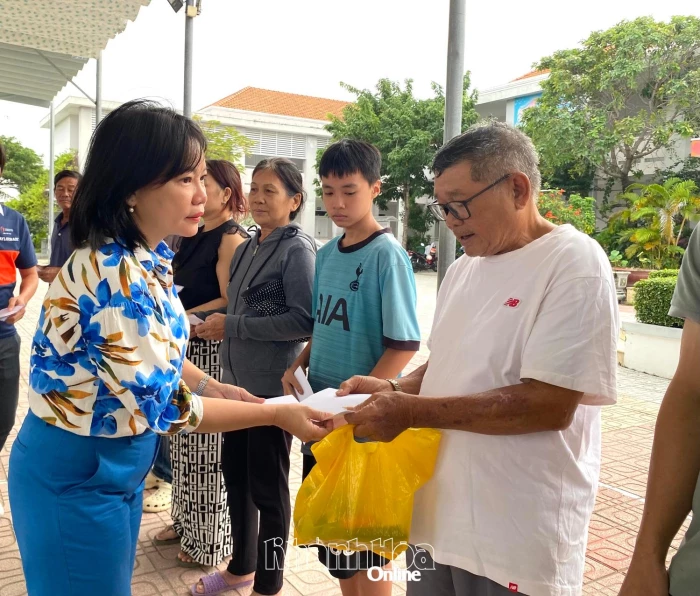 Báo và Phát thanh, Truyền hình Khánh Hòa trao 1.030 suất quà, 2.400 cuốn vở, 950 bộ đồng phục học sinh, 750 bộ đồ dùng học tập cho các trường học, địa phương