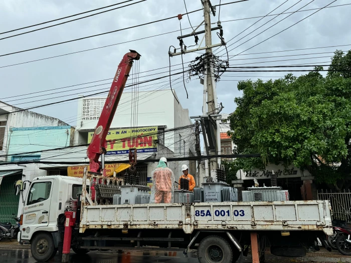 Công ty Điện lực Khánh Hòa chủ động ứng phó bão số 13 và mưa lũ