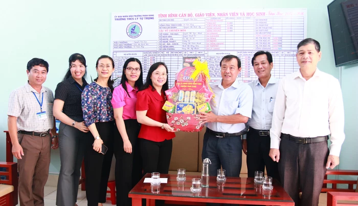 Lãnh đạo phường Phan Rang thăm, chúc mừng các cơ sở giáo dục