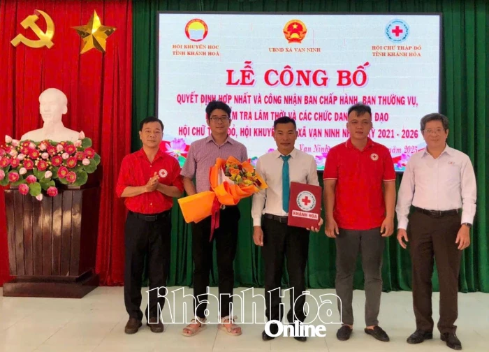 Công bố quyết định hợp nhất và chỉ định nhân sự Hội Chữ thập đỏ, Hội Khuyến học xã Vạn Ninh