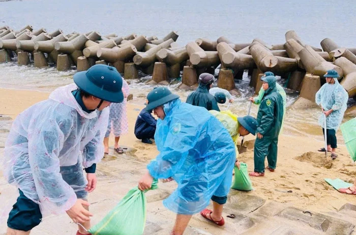 Phường Ninh Chử huy động lực lượng hỗ trợ người dân phòng, chống bão