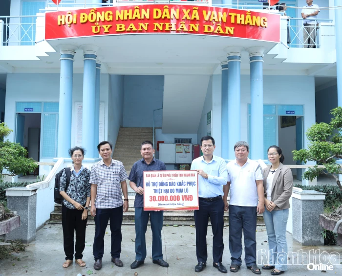 Ban Quản lý dự án Phát triển tỉnh trao tiền hỗ trợ cho đồng bào bị ảnh hưởng bởi mưa lũ