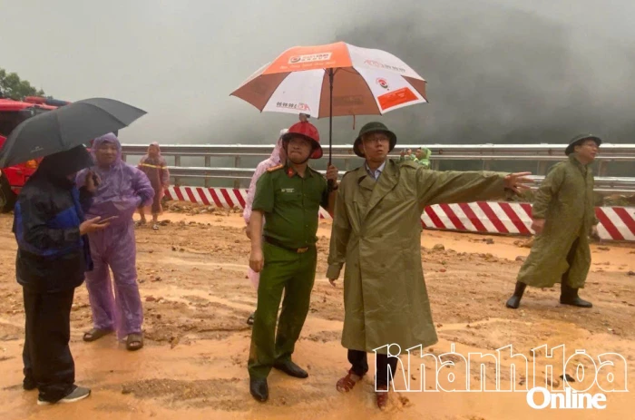 Phó Chủ tịch UBND tỉnh Nguyễn Thanh Hà kiểm tra sạt lở ở đèo Khánh Lê