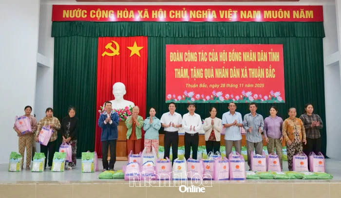 Phó Chủ tịch Thường trực HĐND tỉnh Lữ Thanh Hải thăm, tặng quà Nhân dân xã Thuận Bắc