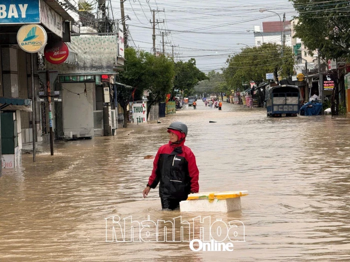 Quốc lộ 1 đoạn qua khu vực Cam Lâm và Cam Ranh bị ngập nặng