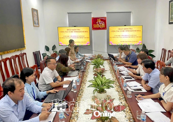 Kiểm tra công tác cải cách hành chính tại hai xã Suối Dầu và Diên Khánh