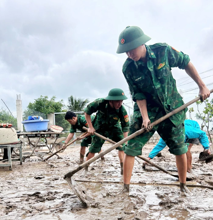 Đồng hành, hỗ trợ người dân ổn định cuộc sống sau mưa lũ