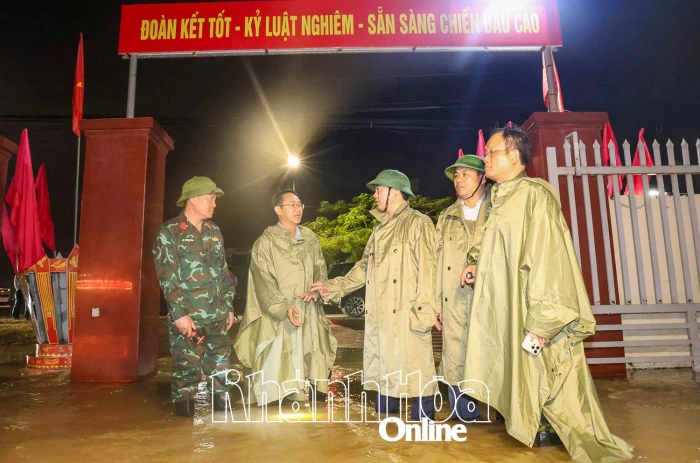 Bí thư Tỉnh ủy Nghiêm Xuân Thành kiểm tra, chỉ đạo công tác ứng phó ngập lụt tại xã Diên Điền