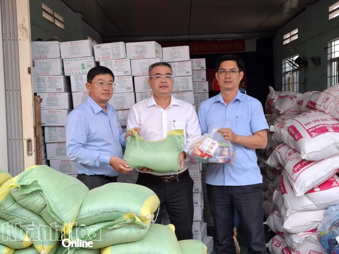 Báo và Phát thanh, Truyền hình Khánh Hòa trao 400 suất quà hỗ trợ người dân 2 xã Tân Định và Hòa Trí