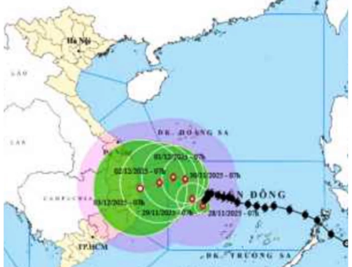 Bão số 15 áp sát đất liền vào ngày 1-12