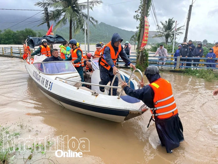 Xã Vạn Thắng: Huy động ca nô di dời khẩn cấp người dân khu vực ngập lụt