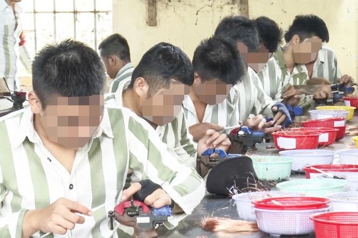 Mở cánh cửa làm lại cuộc đời