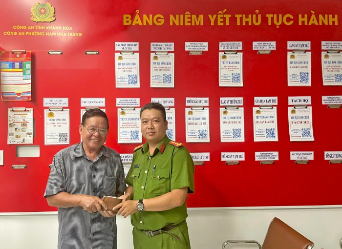 Công an phường Nam Nha Trang trao trả giấy tờ cá nhân và 22,5 triệu đồng cho người dân làm rơi ví