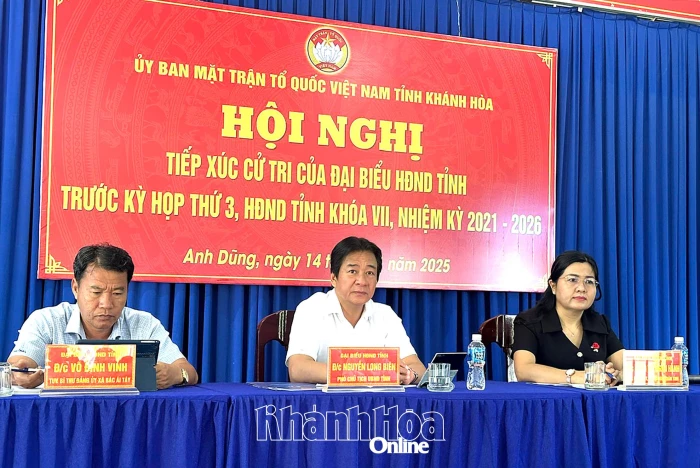 Phó Chủ tịch Thường trực UBND tỉnh Nguyễn Long Biên tiếp xúc cử tri tại xã Anh Dũng
